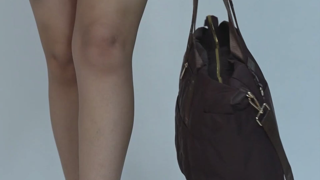 Video showcasing Kaigeo insulated everyday tote bags in Blush, Mocha, and Onyx colors. Demonstrates features like spacious interior, insulated lining, and minimalist design suitable for work, travel, and daily use.